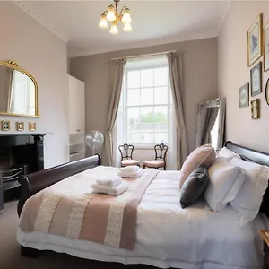 https://crescent-green.tophotelsbath.com